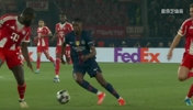 这球防得好！登贝莱两次变向都没有甩开于帕，最终被精准放铲破坏